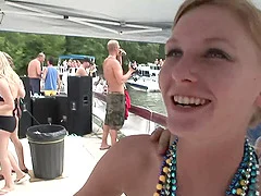 Miniatura filmu Boat party girls get beads for flashing their amateur tits