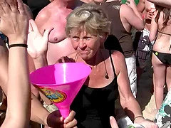 Miniatura filmu Doting amateur shows off her nice ass close up at a saucy beach party