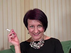 Miniatura filmu Ravishing mature babe with shaved pussy rubbing it in an robust solo shoot