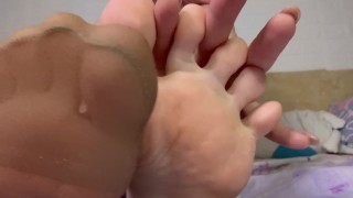 Miniatura filmu Girlfriend shows her feet in sexy pantyhose