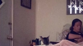 Miniatura filmu Milf smoking in night dress while watching tv part 2