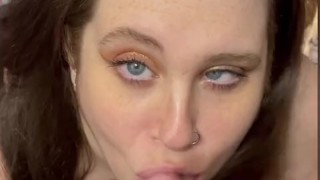 Miniatura filmu Thick Blue Eyed MILF Sucking Cock Gets A Massive Cumshot On Face And In Hair
